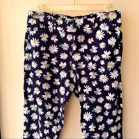 OLD NAVY PIXIE ANKLE CUT PANTS - Picture 3 of 9